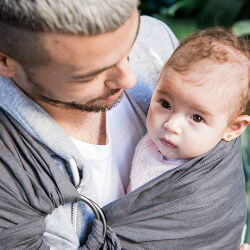 Bandolera de anilla fácil de usar - Papá porteando